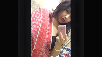 Sexy Bhabi Showing Boobs