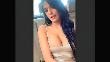 POONAM PANDEY STUNNING DEEP HOT CLEAVAGE IN CAR