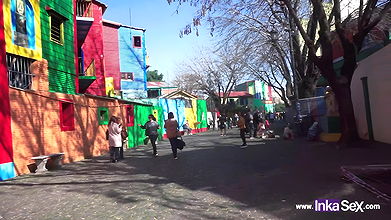 La morena argentina Turra está en la calle Caminito