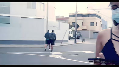 Modelo peruana sorprendida por su vecino en las calles de lima.