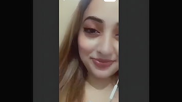 Beautiful Sexy Paki Girl Showing