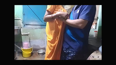 Indian bengali pinki vabi kitchen pe kam kar rahi thi or davor  aakar maje se choda vabi ko or lund ka pura pani chut pe