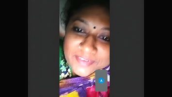 Bhabhi Shows Her Boobs