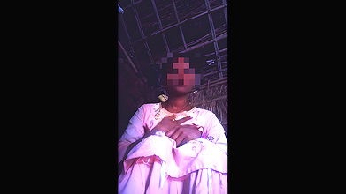 Desi mallu aunty pink frock me chuchi masala rahi hai