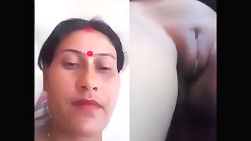 Bhabhi showing her assets