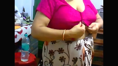 mature bhabhi changing saree