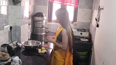 Naukrani ko sab ke samne pakad ke jabar dasti choda