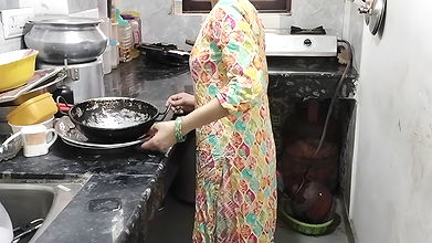 Naukrani ko piche pakad ke kichen me hi jabar dasti chod diya