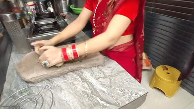 Bhabhi was making medicine for the itching of her pussy in the kitchen, then brother-in-law soothed the itch with his penis