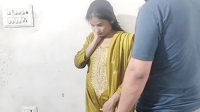 Aunty ka back dekhkar uski jabar dasti chut mari