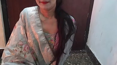 Bhabhi ne akele me muze dhoodh dikhaya
