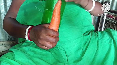 Husband Ghar per nahin tha to gajar se chudai ki