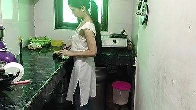 Malik ne muze paise dekar hotel me jabar dasti pela