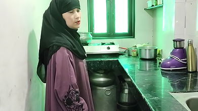 Muslim girlfriend ko kichen me bulakar chod diya