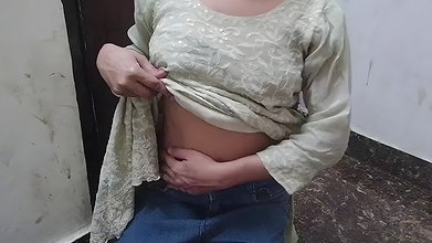 Soyi hui bhabhi ko ghar me band kar ke pel diya