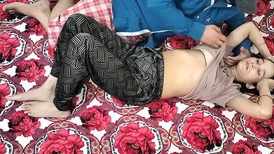 Step sister ko bathroom me chuchi daba daba kar pela