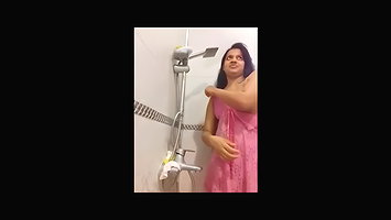 nausheen hyderabadi girl in bathoom