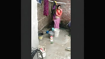 Desi Bhabhi OutDoor Bathing