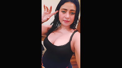 aleeza khan big boobs and cleavage