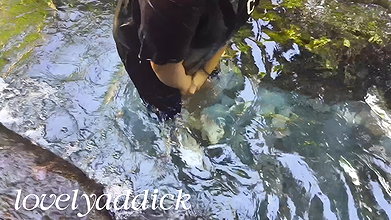 Naligo sa malamig na tubig ng ilog. Outdoor shower.waterfall shower