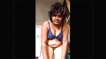 saleshni bhabhi dressing up in front of lover