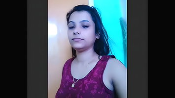 Sexy Desi Girl Showing her Boobs and Wet Pussy