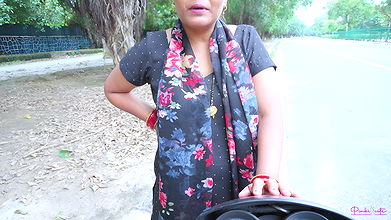 Desi prostitute- (Dhandhe wali) bhabhi dealing for Fuck with Client on road, she fucked by him in Doggystyle with HINDI Audio