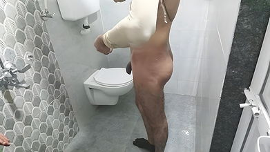 The sister-in-law suddenly entered the bathroom without knocking on the door. Hard-Core Sex