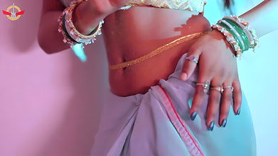Dusky cutie Priya Suhani hot saree song – Navel show 2