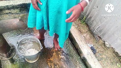 Desi housewife nahate hai outdoor