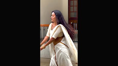 dusky malayali girl wide tummy and navel in kerala saree dance