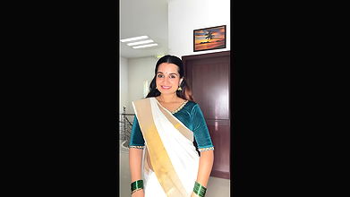 homely malayali lady sexy tummy in kerala saree