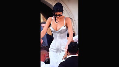 KYLIE JENNER HOURGLASS BABE POPPING BOOBS CLEAVAGE TEASE HQ VIDEO