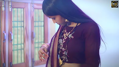 Cutie Divyanshi hot saree song – Navel caressed nicely2