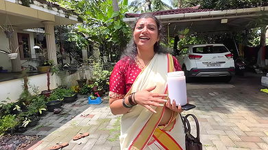 Chubby Malayali Lady Huge Boobs and Navel Slips in Kerala Saree