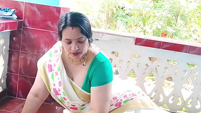 Hot Sexy aunty big boobs and tummy in kerala saree2