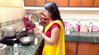 Homely desi vlogger sexy deep round navel and big breasts in yellow saree 2