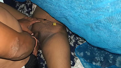 Desi hot aunty ko aadhi raat ko plang thod chudai kii