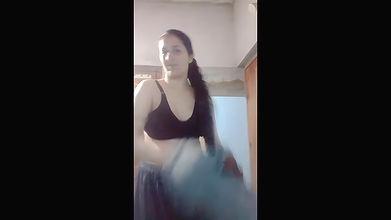 Gorgeous bhabhi showing boobs in bathroom