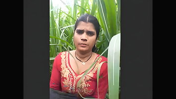 Desi village bhabi caught on fied