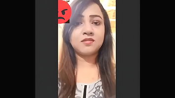 Desi Sexy Girl Showing Her Bigboobs