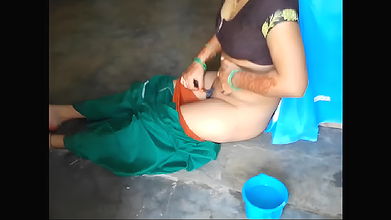 Desi bhabhi caught by dewar during shaving black pussy