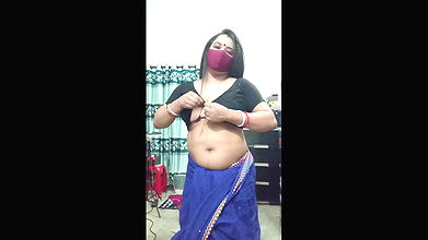 Deshi boudi show’s her 38 size boobes and juicy pussy.