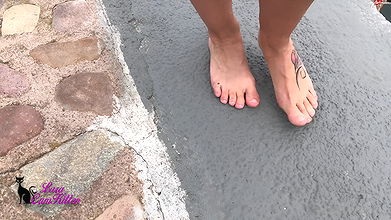 23einfach frech PUBLIC PISS mitten im yachthafen