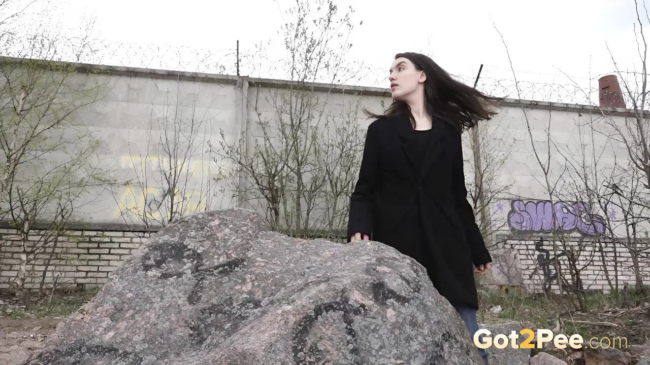 490777Lara On The Lookout