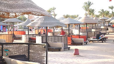 nky-Kate Public am Strand gepisst