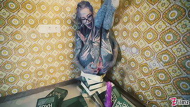 nuskatzz Toys And Piss