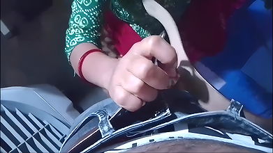 18 sal ki ladki land ki cycle machine Le rakhi hai