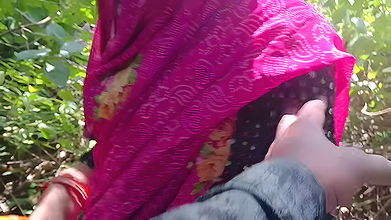 Gaon ki bhabhi ko jungle mein le jakar Hindi mein chudai ki