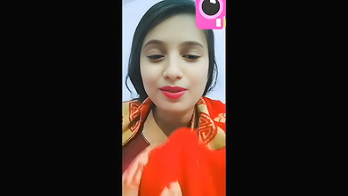 Desi cute girl strip and showing her boobs